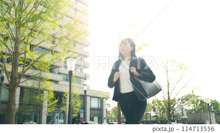 都市を走る女性ビジネスパーソン 114713556