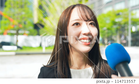街頭インタビューを受ける女性 114713557