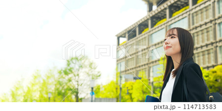 都市を見上げる女性ビジネスパーソン 114713583