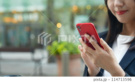 街角でスマホを見る女性 街角でスマホを見る女性 114713596