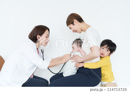 病院で赤ちゃんの診察をする女性医師 114713720