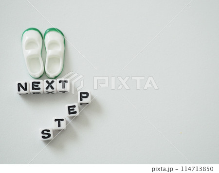 ネクストステップの文字と靴、コピースペース 114713850