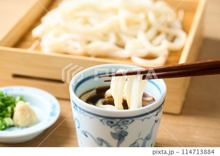 せいろうどんを麺つゆに漬ける せいろうどんを麺つゆに漬ける 114713884
