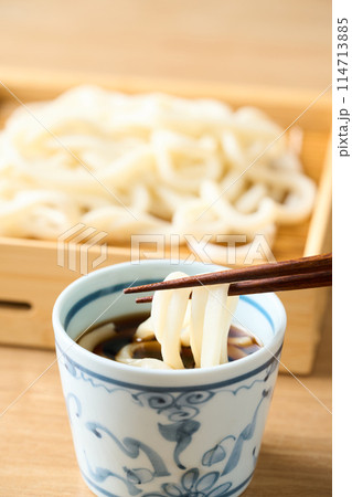 せいろうどんを麺つゆに漬ける せいろうどんを麺つゆに漬ける 114713885