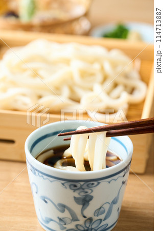 せいろうどんを麺つゆに漬ける 114713887