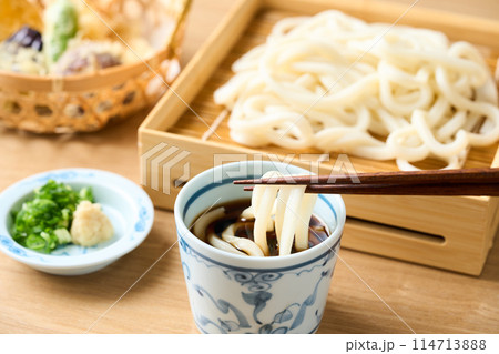 せいろうどんを麺つゆに漬ける せいろうどんを麺つゆに漬ける 114713888