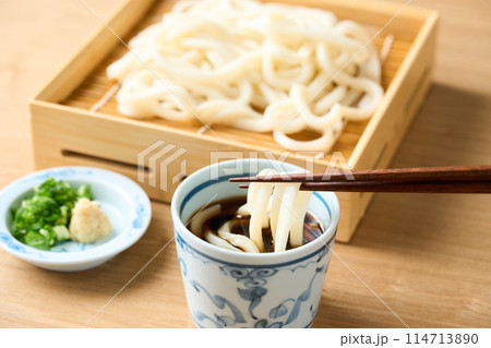 せいろうどんを麺つゆに漬ける 114713890