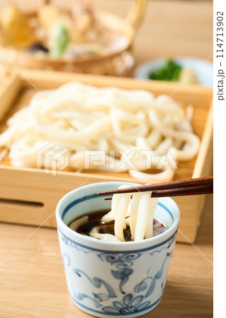 せいろうどんを麺つゆに漬ける 114713902