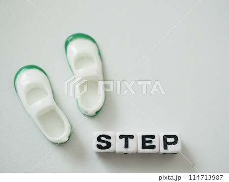 ステップの文字と靴、コピースペース 114713987