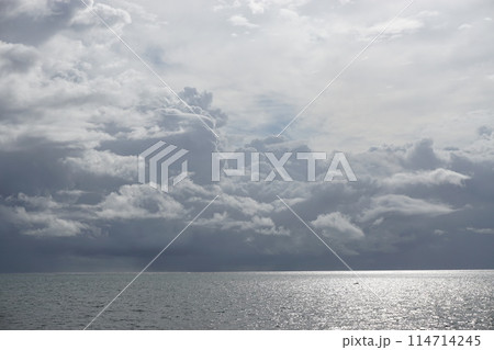 雨の日、空と雲の様子 114714245
