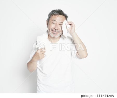 白バックのミドル世代の男性ポートレート 白バックのミドル世代の男性ポートレート 114714269