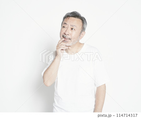 白バックのミドル世代の男性ポートレート 白バックのミドル世代の男性ポートレート 114714317