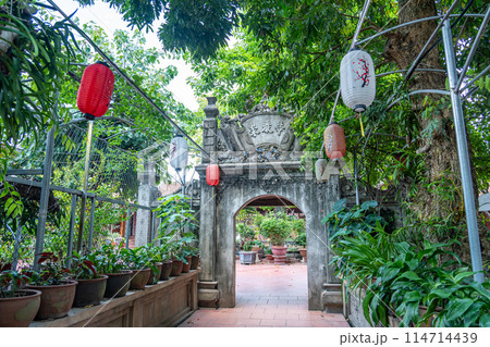 ベトナムハノイ　国家文化財に指定されたドンラム村のお寺　ミア寺の門 114714439