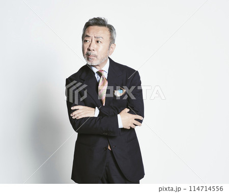 白バックのミドル世代のビジネスマン（上半身） 114714556