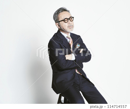 白バックの椅子に座るミドル世代のビジネスマン（上半身） 114714557
