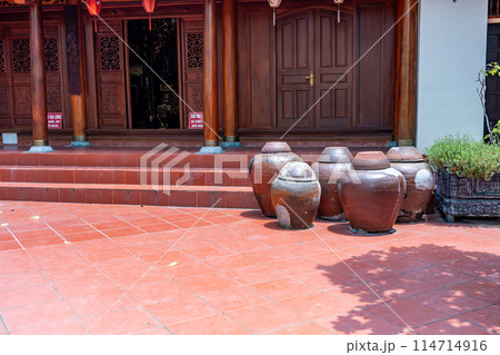 ベトナムハノイ 国家文化財に指定されたドンラム村のお寺 ミア寺の中庭と壺 ベトナムハノイ 国家文化財に指定されたドンラム村のお寺 ミア寺の中庭と壺 114714916