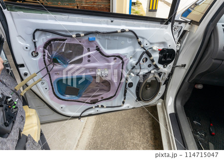 内張りを剥がした自動車のドア 114715047