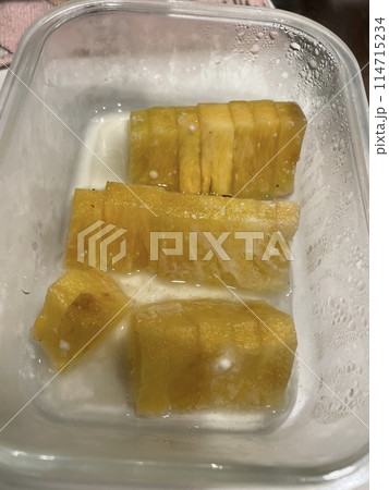 白いカビの生え始めたパイナップル 白いカビの生え始めたパイナップル 114715234