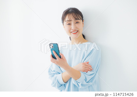 スマホを操作するミドル女性 スマホを操作するミドル女性 114715426