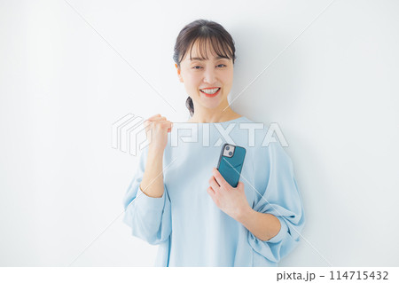 スマホを操作するミドル女性 114715432