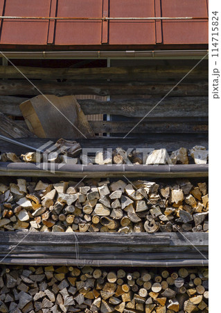 街中の様々な建造物の壁の模様 街中の様々な建造物の壁の模様 114715824