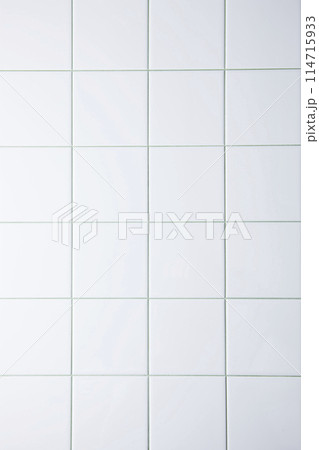 白地で緑のラインが入ったタイルの背景 白地で緑のラインが入ったタイルの背景 114715933
