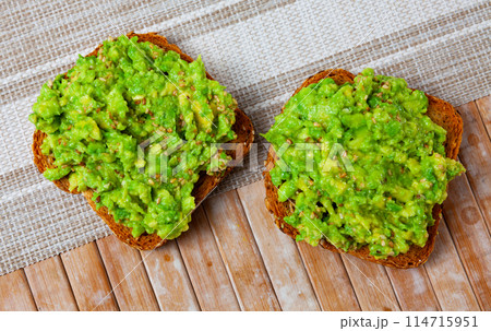 Toast with guacamole served on platter 114715951