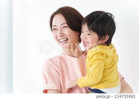 子供を抱っこする笑顔の小児科看護士 子供を抱っこする笑顔の小児科看護士 114715981