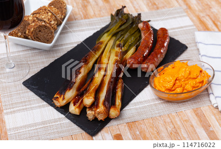 Catalan roasted calcots with romesco sauce and grilled butifarra 114716022