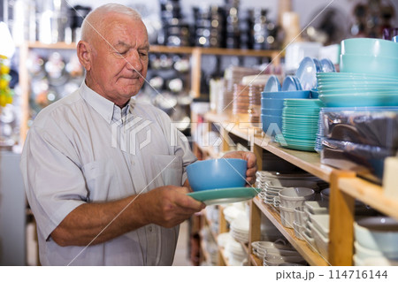 Senior man choosing variety goods for kitchen Senior man choosing variety goods for kitchen 114716144