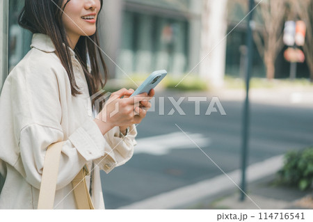 スマートフォンを操作する女性 114716541