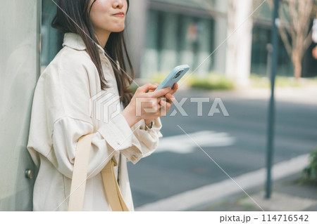 集合場所に一番最初に到着した若い女性 114716542