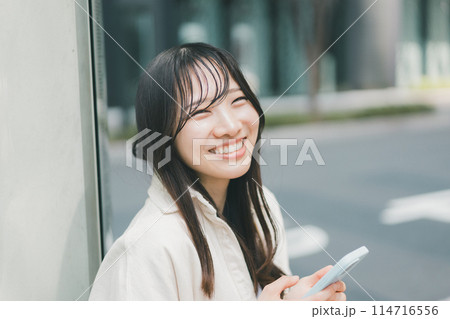 待ち合わせする若い女性 待ち合わせする若い女性 114716556