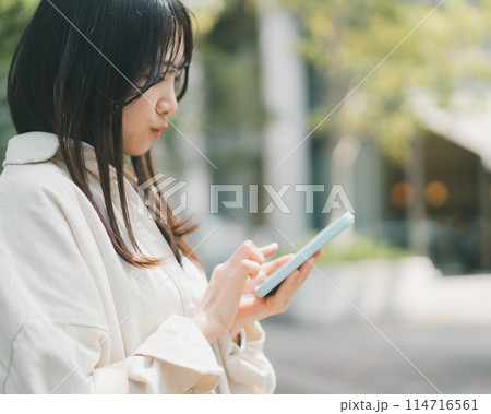 待ち合わせ場所でドタキャンが分かった若い女性 待ち合わせ場所でドタキャンが分かった若い女性 114716561