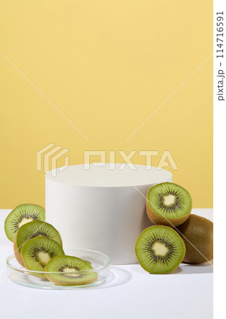 Several slices of kiwi are displayed on a petri dish. A cylinder podium with halves of kiwi leaning on. Kiwis can reduce tiredness and improve energy levels Several slices of kiwi are displayed on a petri dish. A cylinder podium with halves of kiwi leaning on. Kiwis can reduce tiredness and improve energy levels 114716591