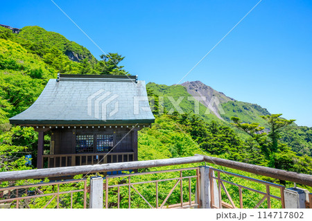 初夏の雲仙普賢岳と普賢神社　長崎県雲仙市 114717802