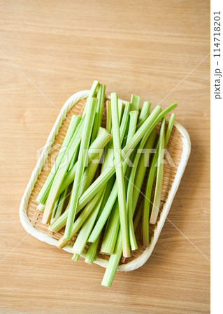 ざるに盛ったルバーブ 114718201