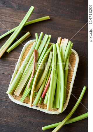 ざるに盛ったルバーブ ざるに盛ったルバーブ 114718206