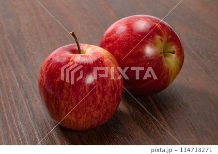 ニュージーランドの小粒な林檎、ロイヤルガラ 114718271