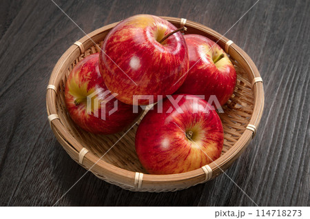 ニュージーランドの小粒な林檎、ロイヤルガラ 114718273