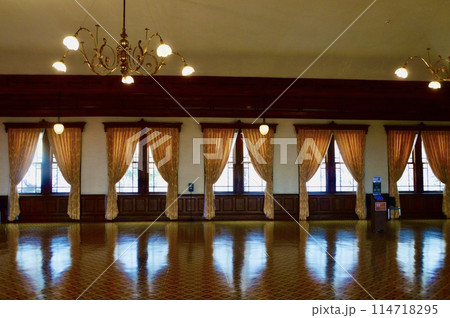 旧函館区公会堂 2階の大広間（北海道函館市元町11-13） 114718295