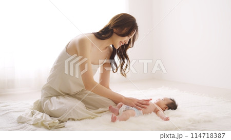 生後一ヶ月の息子と添い寝する母親 114718387