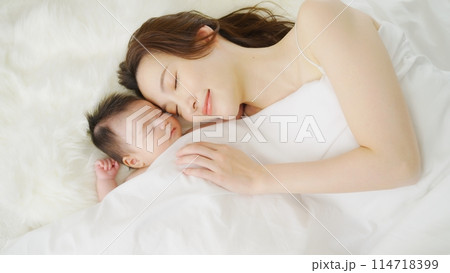 生後一ヶ月の息子と添い寝する母親 114718399