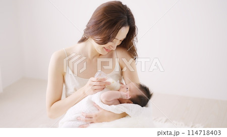 赤ちゃんに授乳するお母さん 114718403