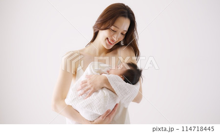 生後1ヶ月の赤ちゃんを抱っこする母親 生後1ヶ月の赤ちゃんを抱っこする母親 114718445