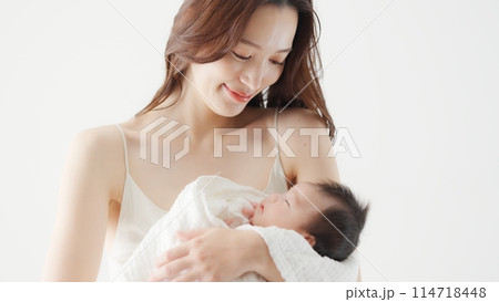 生後1ヶ月の赤ちゃんを抱っこする母親 生後1ヶ月の赤ちゃんを抱っこする母親 114718448