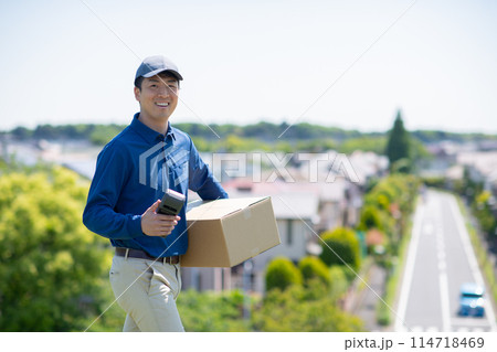 配達員の男性 配達員の男性 114718469