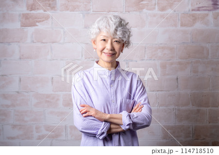 シニアメンターとして退職後のセカンドキャリアを充実させる60代女性 114718510