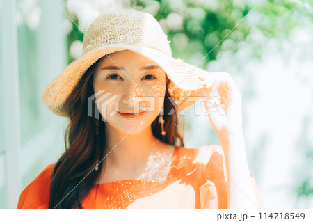 麦わら帽子をかぶる若い女性 麦わら帽子をかぶる若い女性 114718549