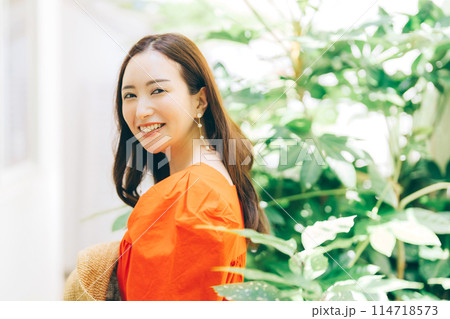 リゾート 若い女性 リゾート 若い女性 114718573